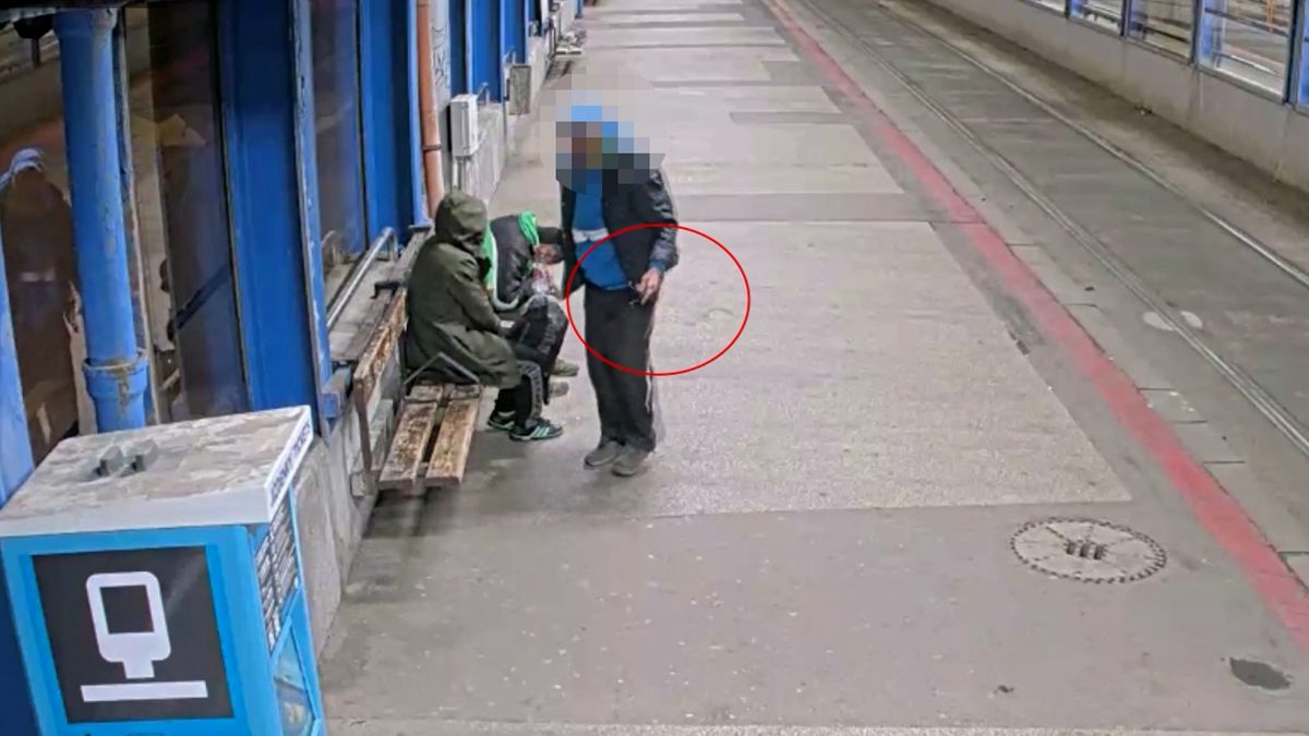 Párek zlodějů připravil spícího muže o ponožky přímo pod kamerami
